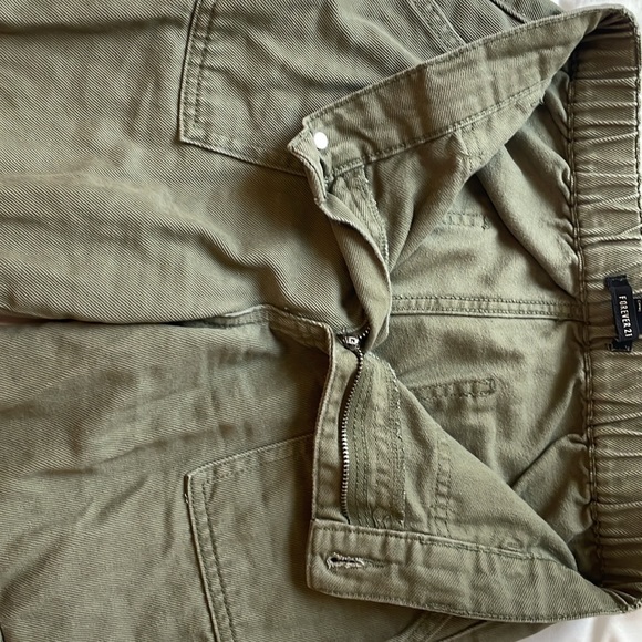 I am selling these green cargo jeans from forever 21, and they are really comfy. - Picture 3 of 8